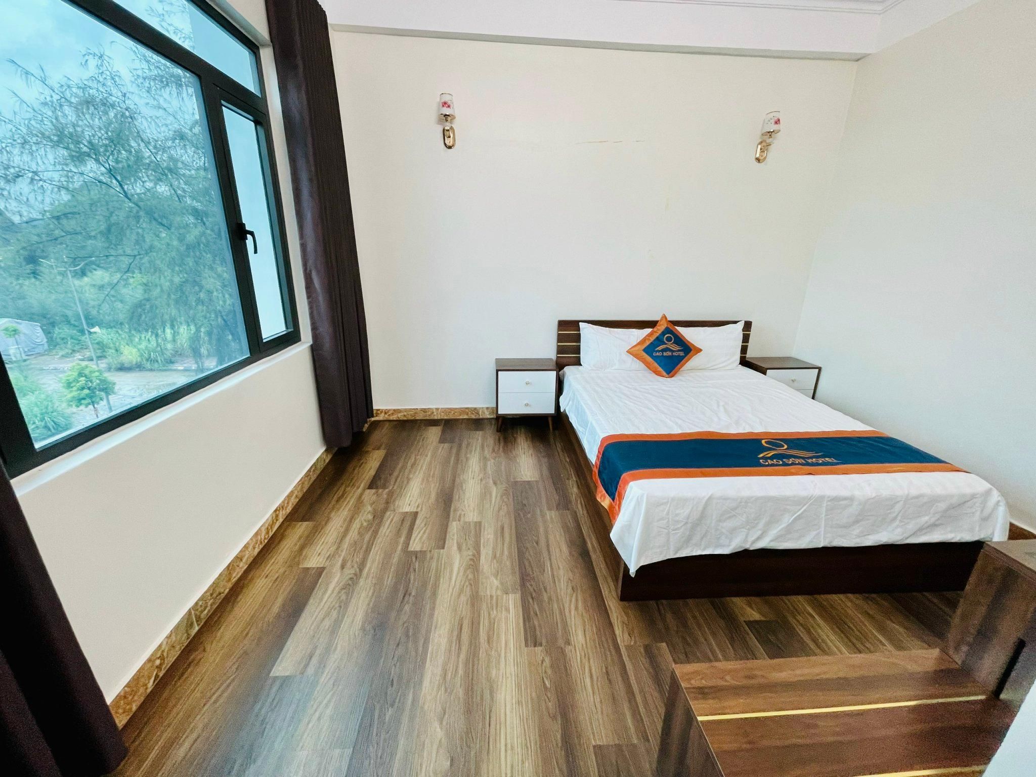 Cao Son Hotel Cam Pha Double Room with Sea View 2