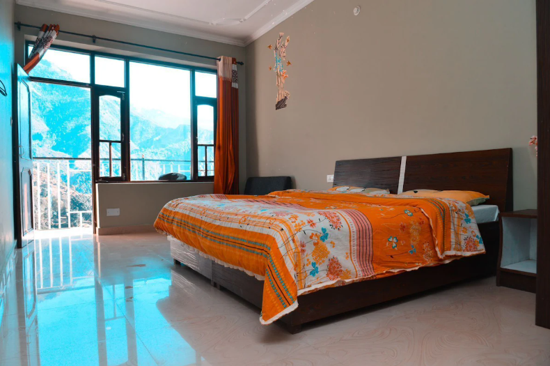 Backpackers Inn Deluxe Room with Private Balcony 2