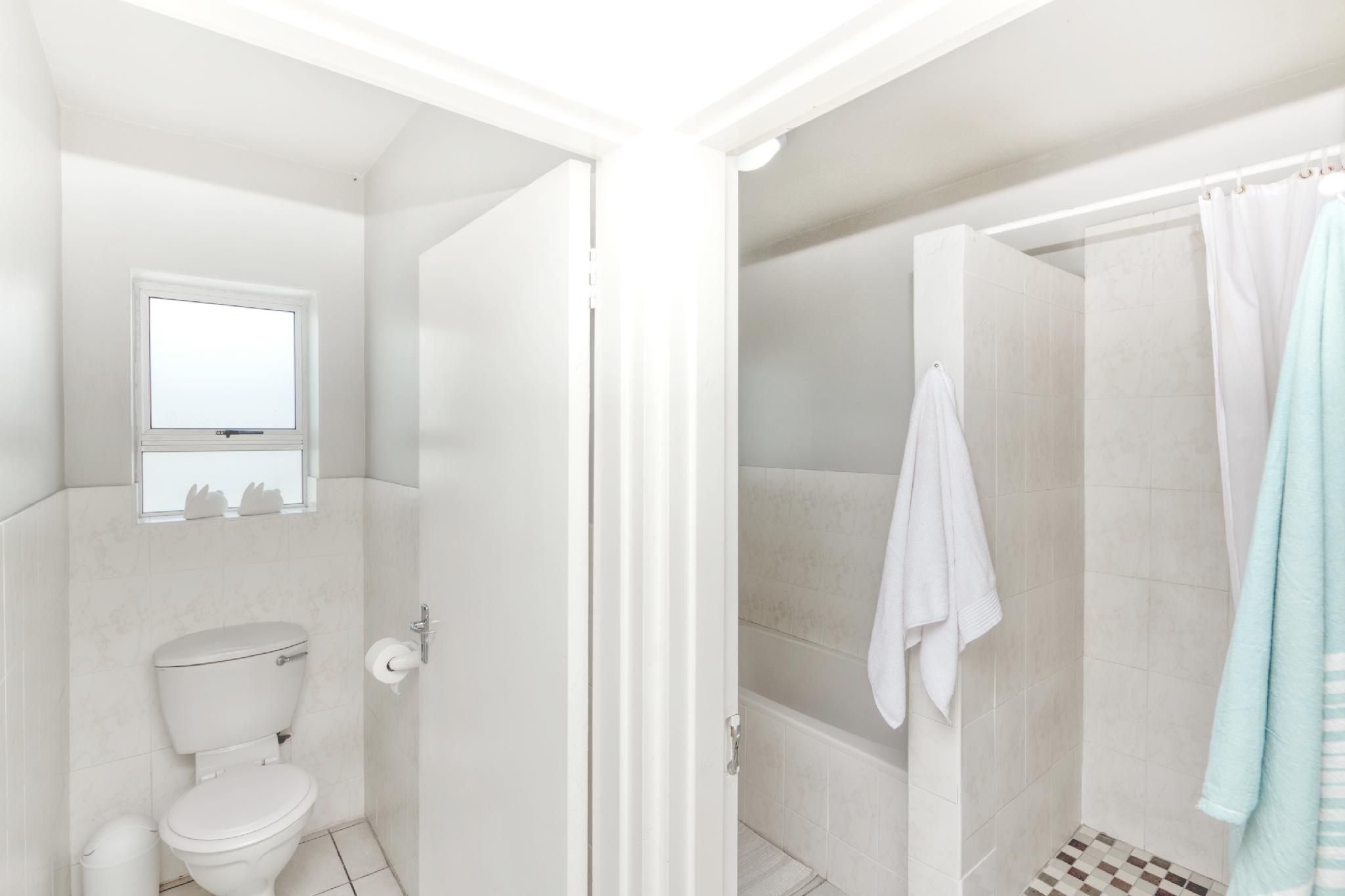 Land's Edge Struisbaai LandsEdge Fire Daisy Downstairs Apt 3