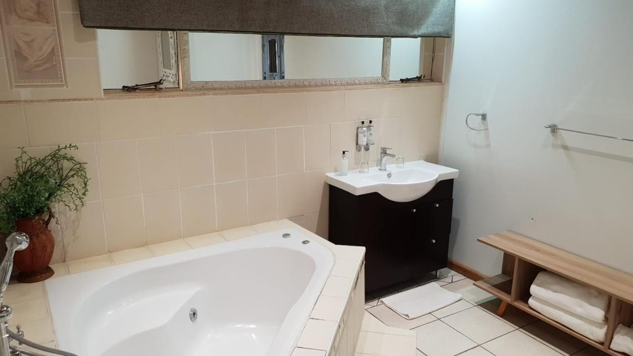 Queen Room with Spa Bath
