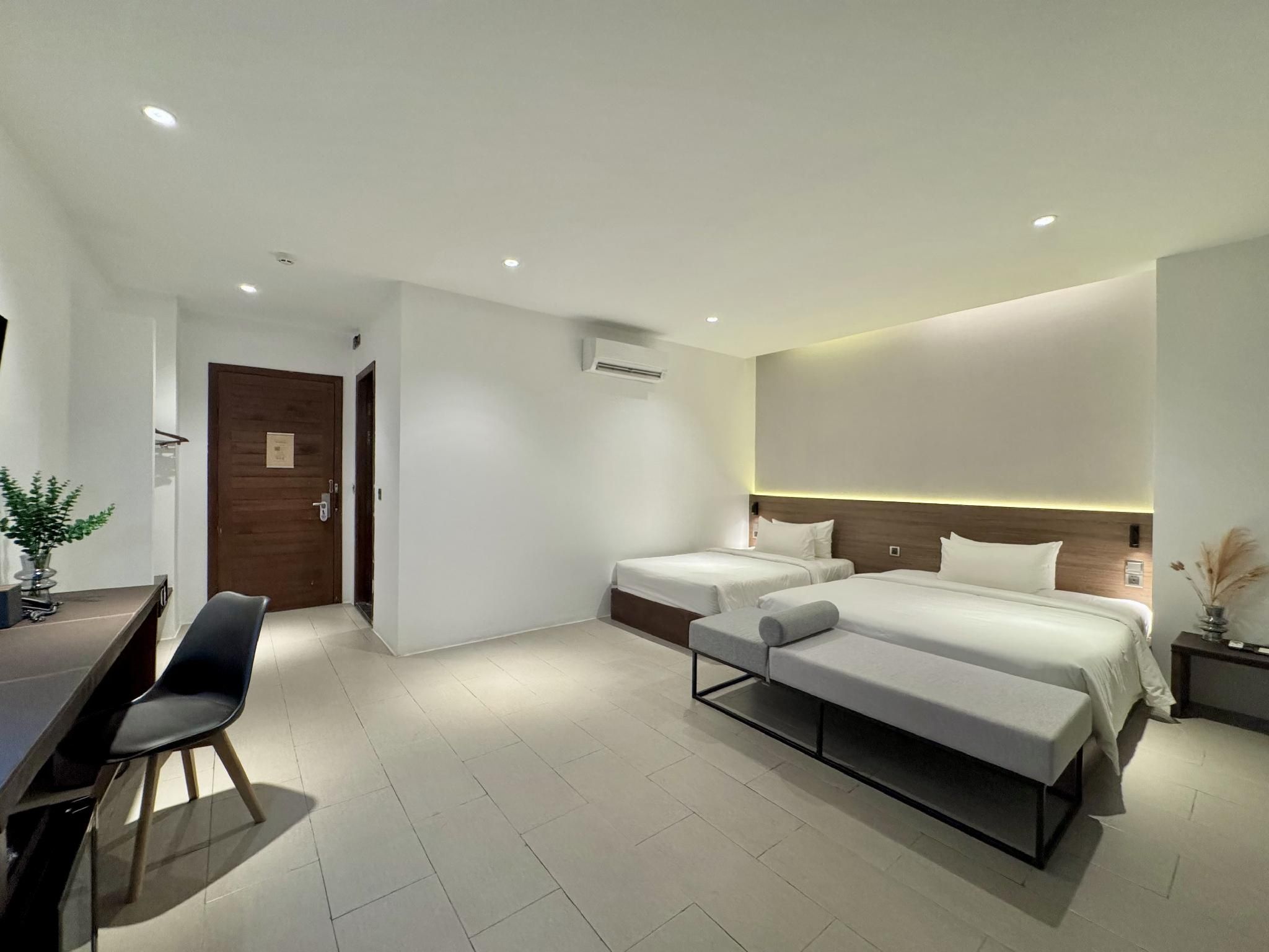 Family 3 Pax with Window, 1 King and 1 Single