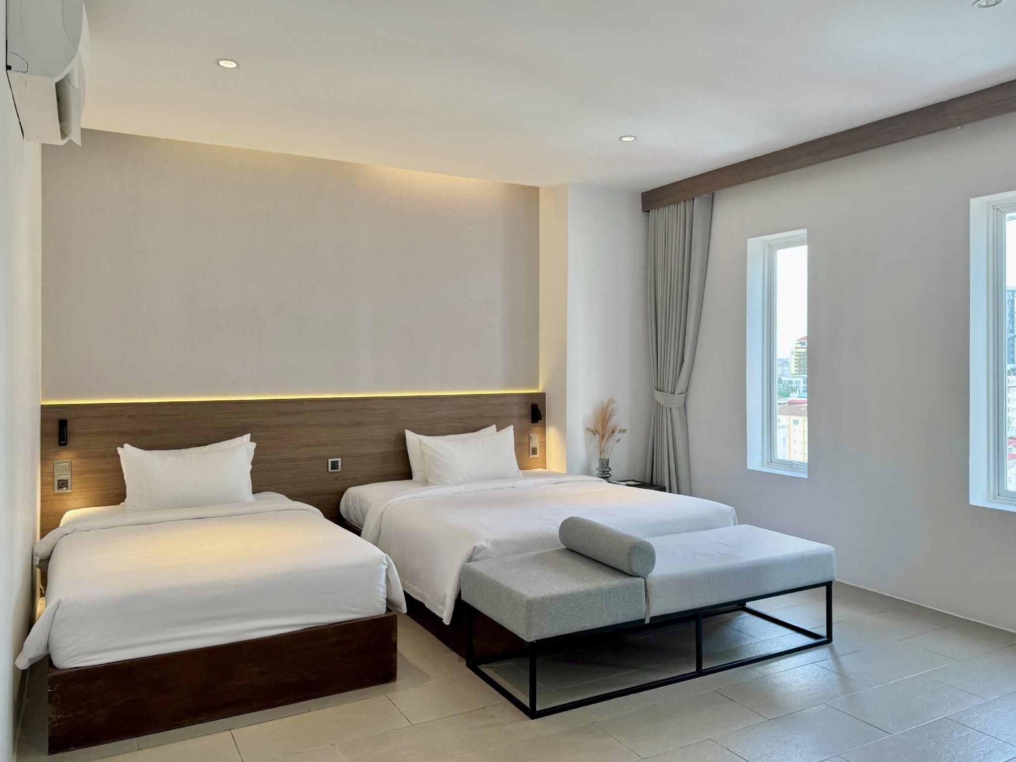 Family 3 Pax with Window, 1 King and 1 Single