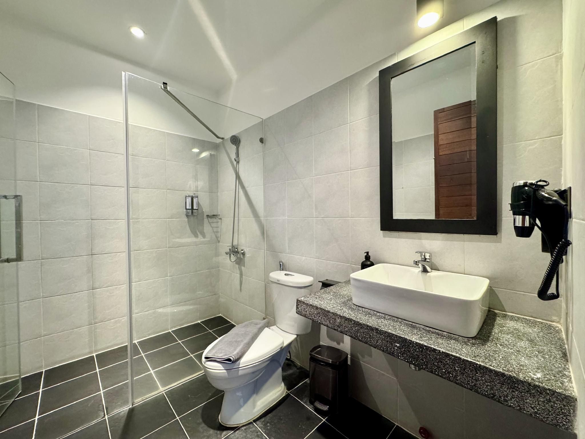 Family 3 Pax with Window, 1 King and 1 Single