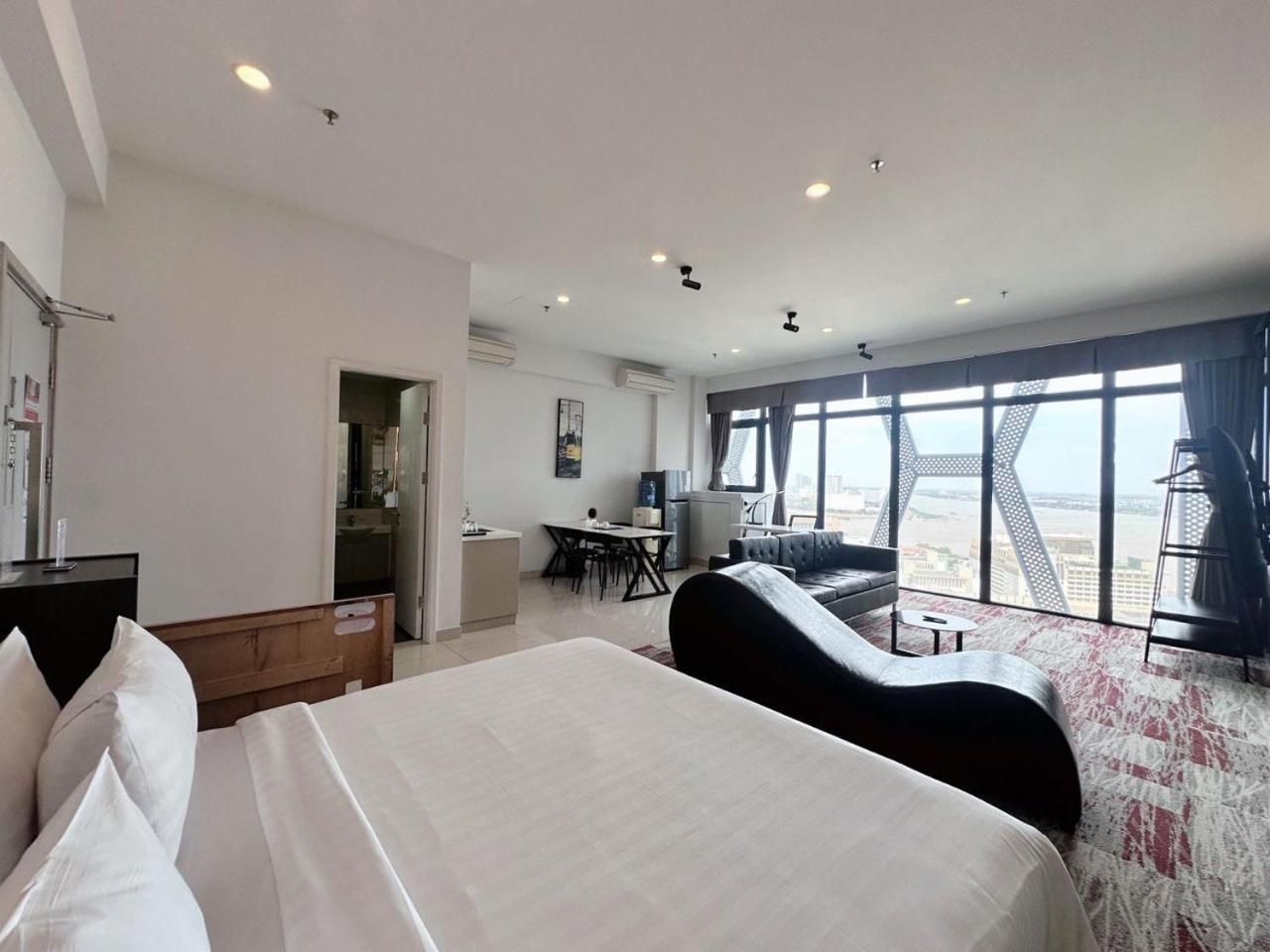 Executive King River View
