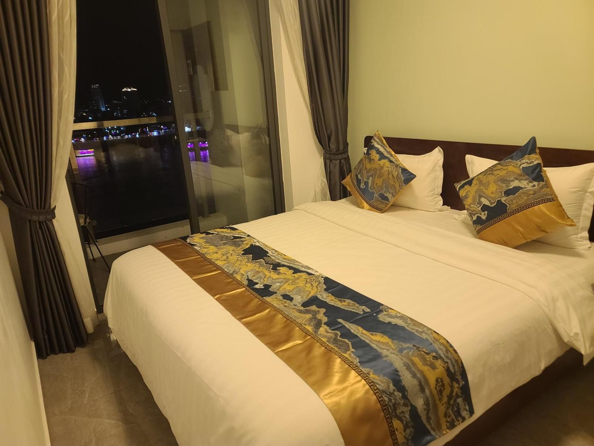 Family Room Balcony River View 