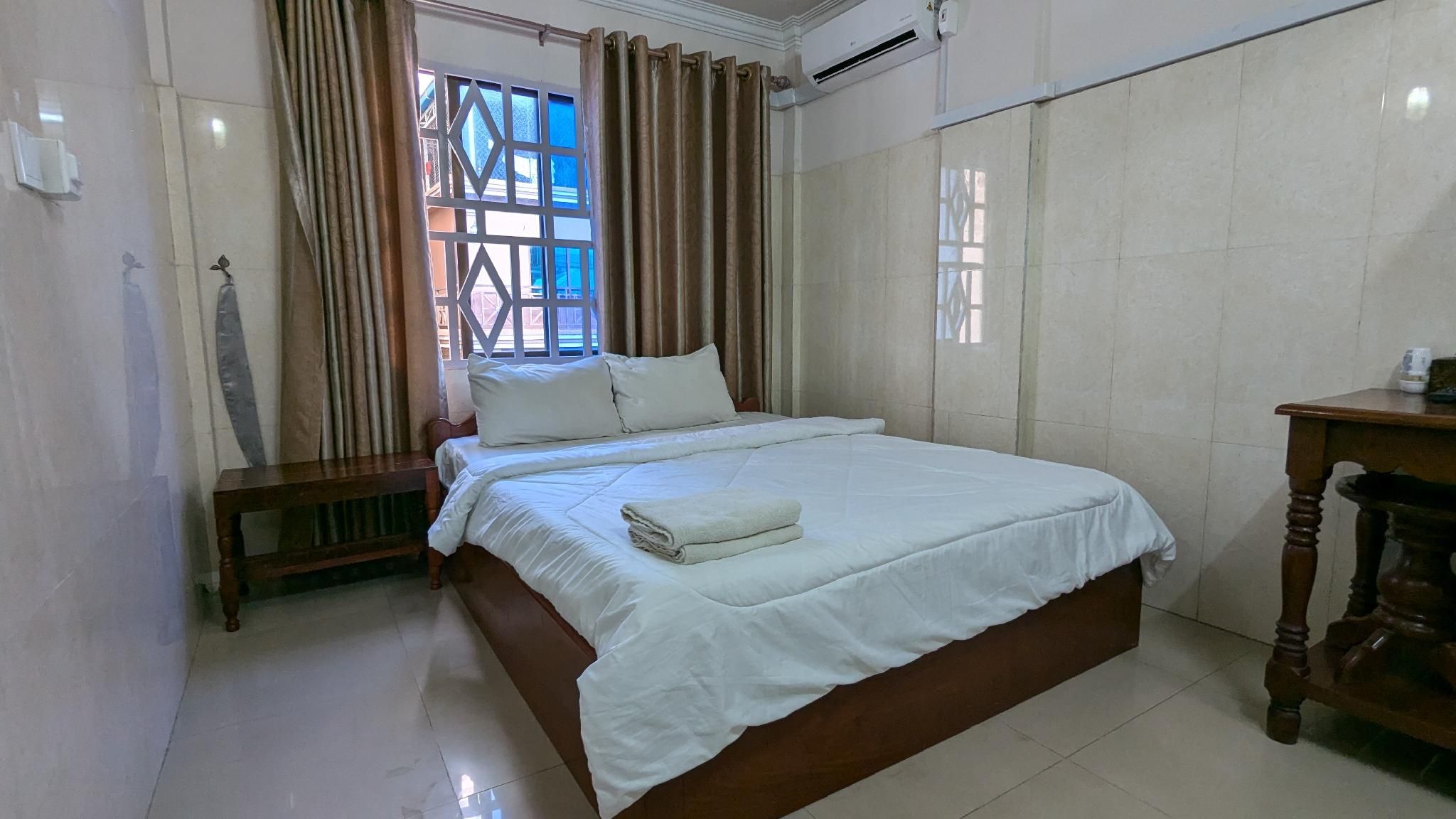 Budget Double Room with Private Bathroom
