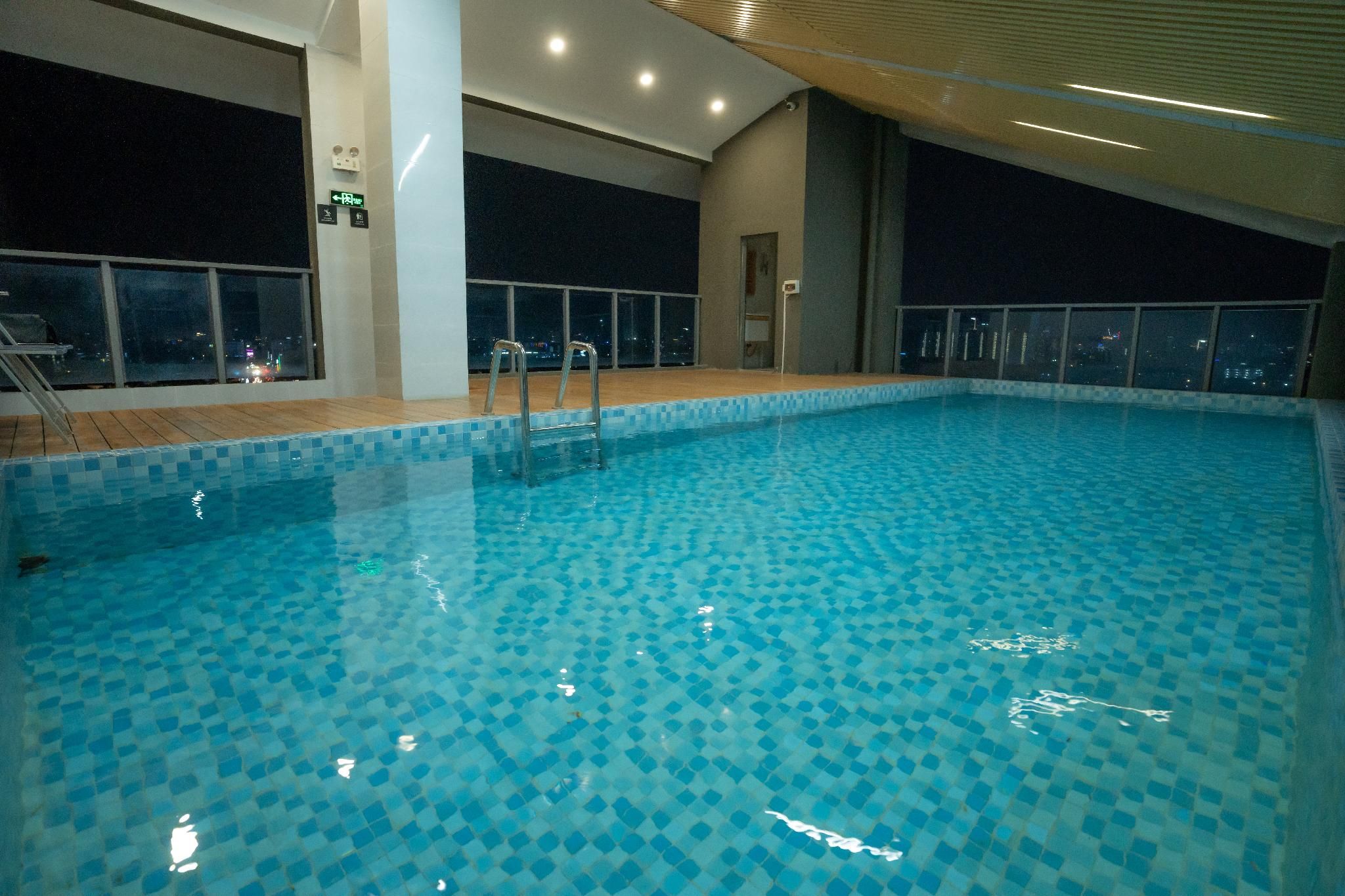 swimming pool [outdoor]