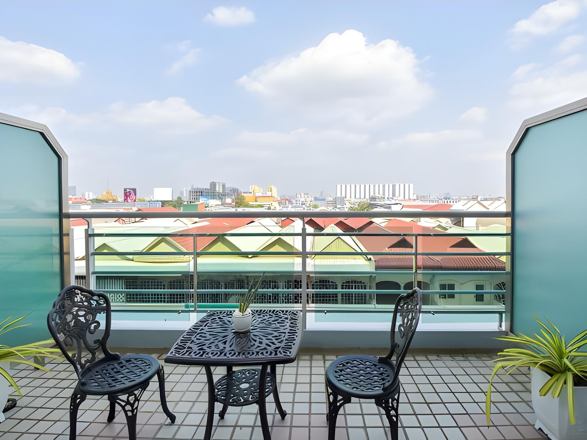 Deluxe King Room - Free Two Ways Airport Transfer