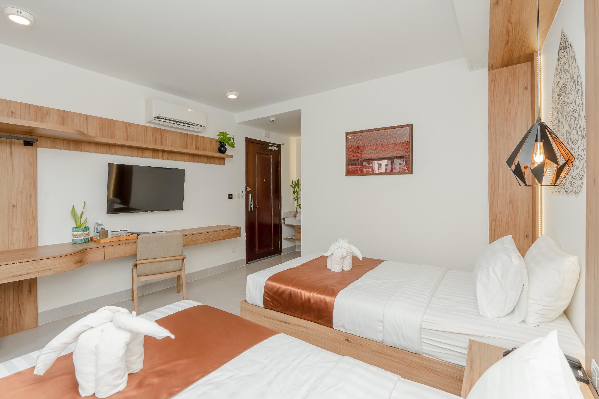 Botum Domrey Hotel Deluxe Twin with Balcony 2