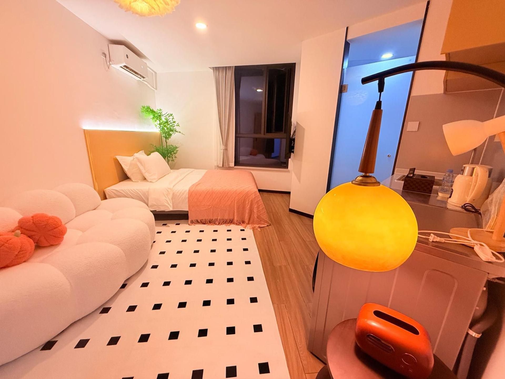 Stand Queen Room