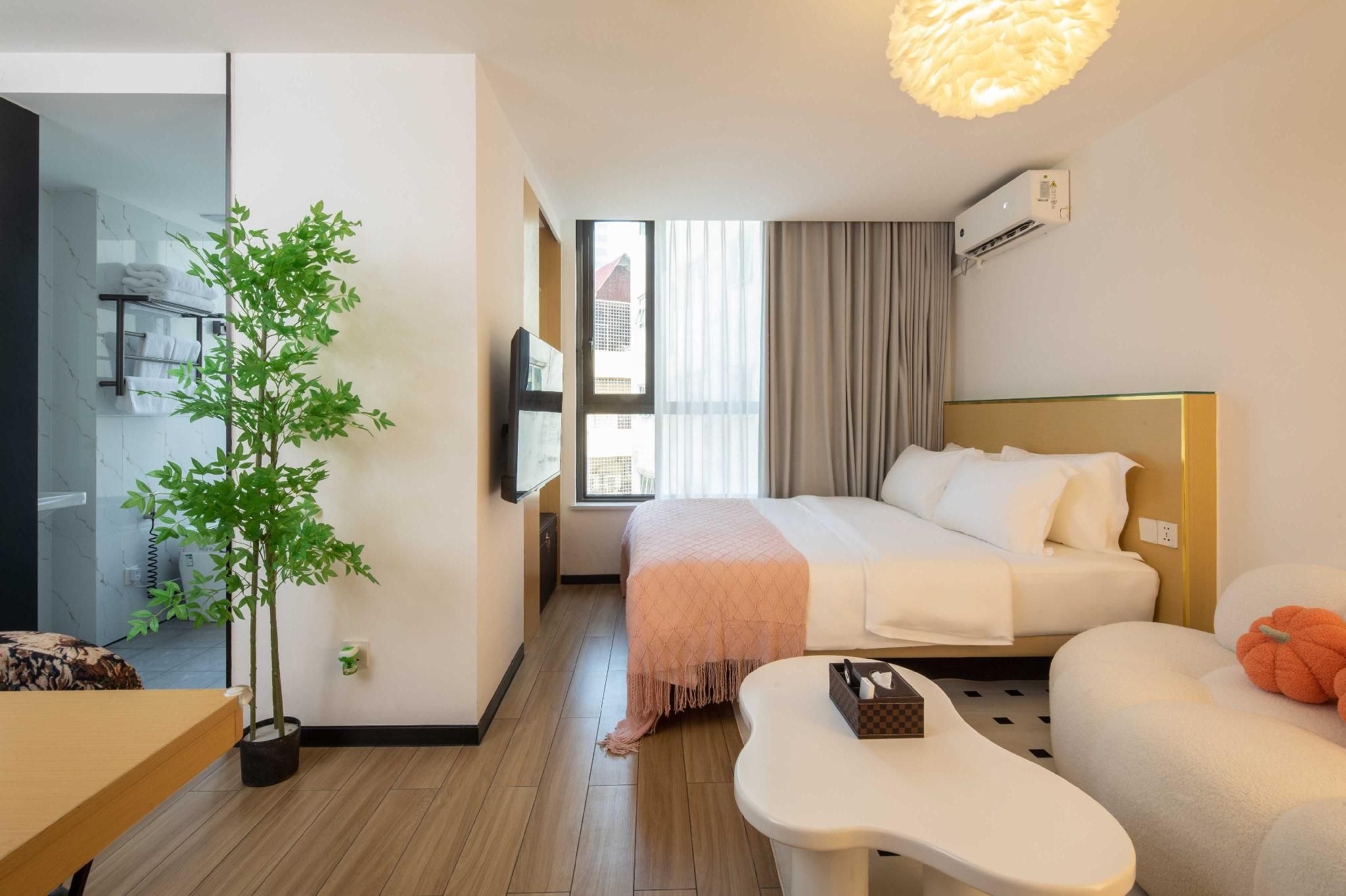 Business King Room
