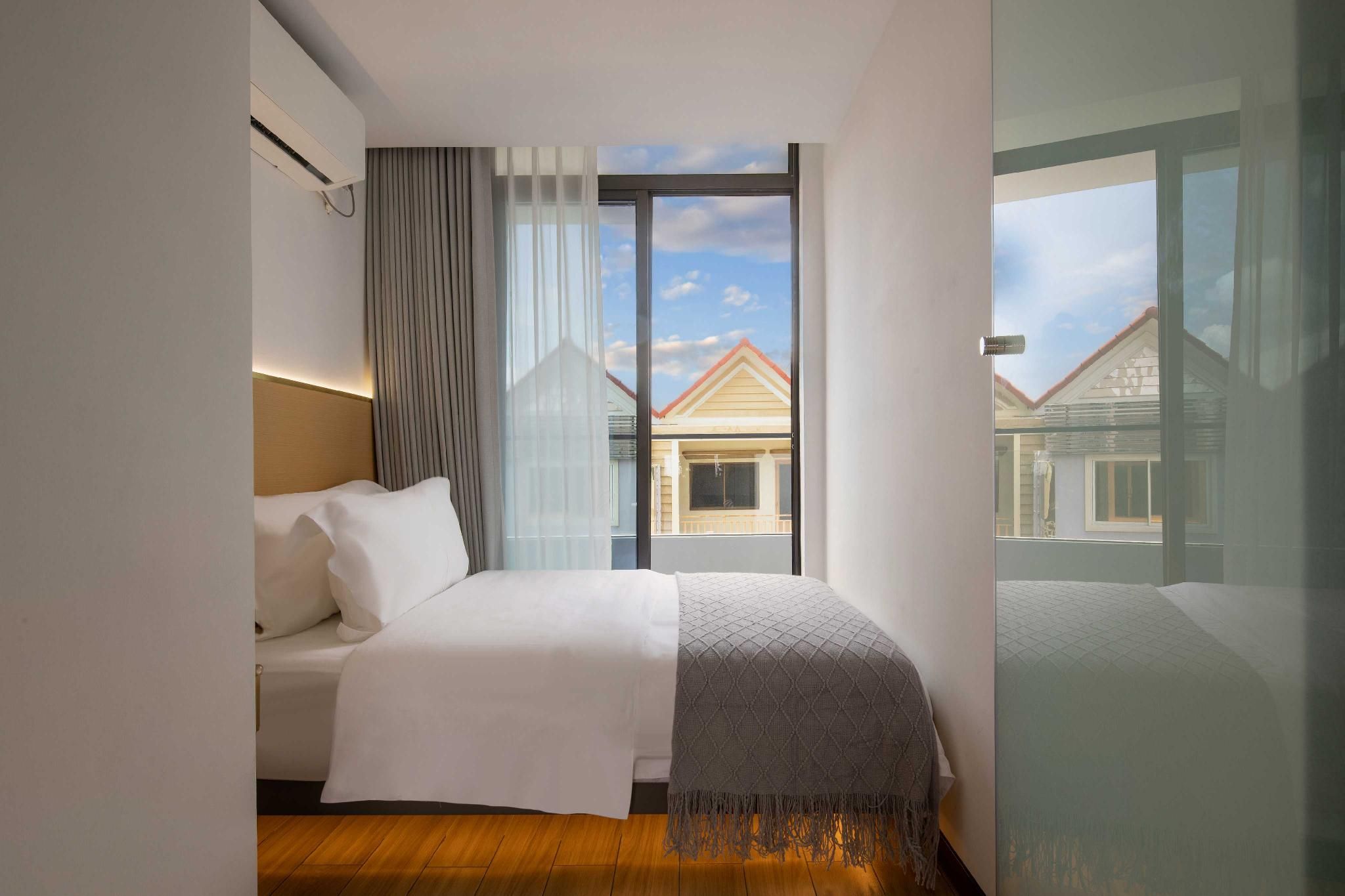 Suite with Kitchenette and Balcony