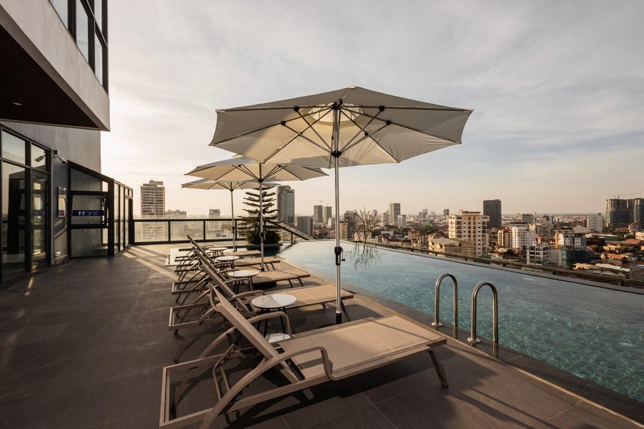 swimming pool [outdoor]