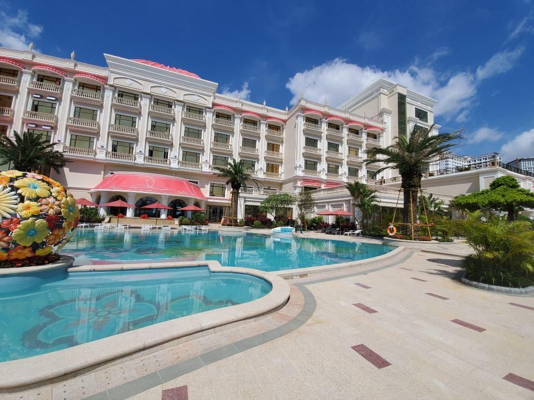 swimming pool [outdoor]