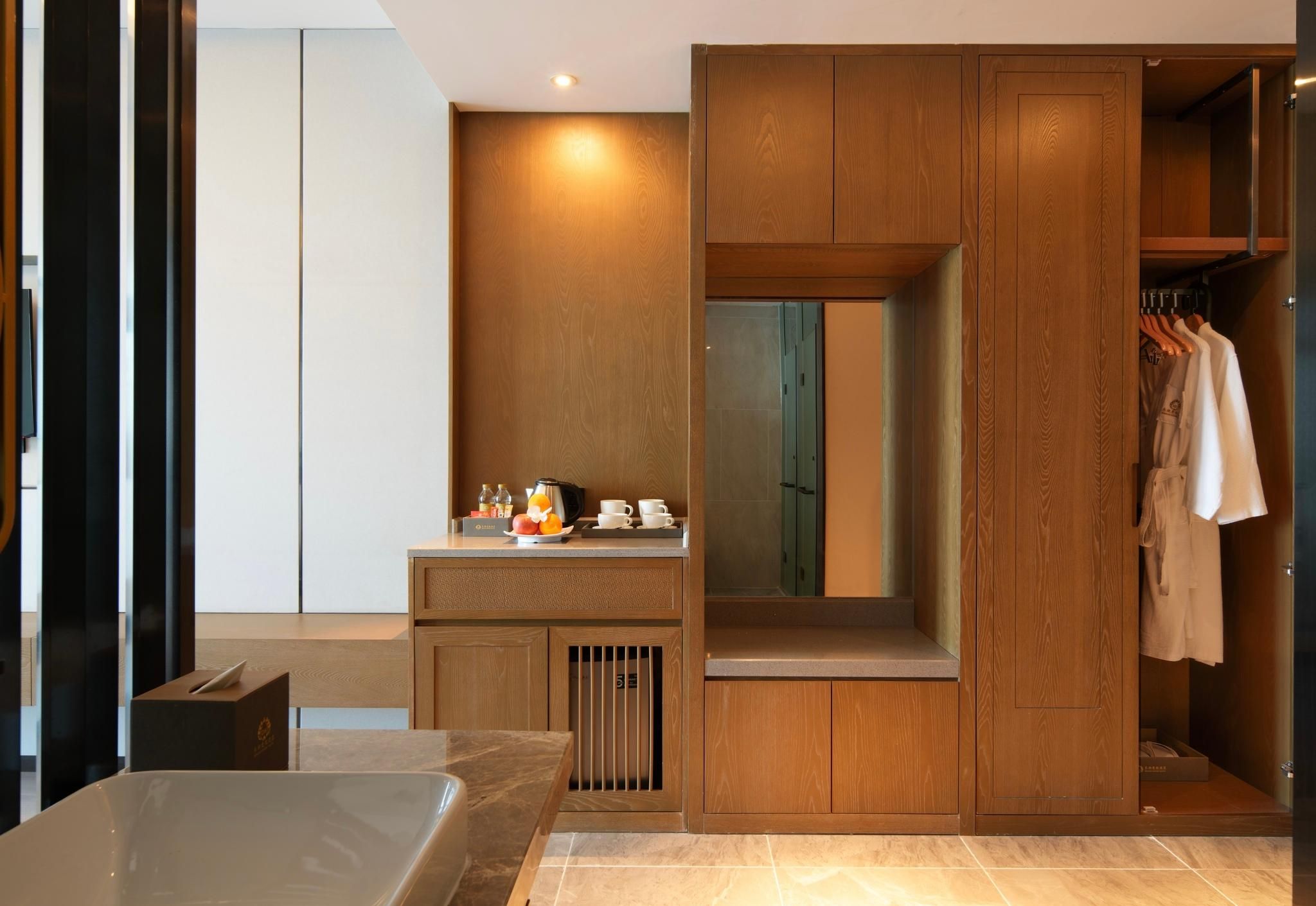 DongHu Resort Hotel Standard King Room 3