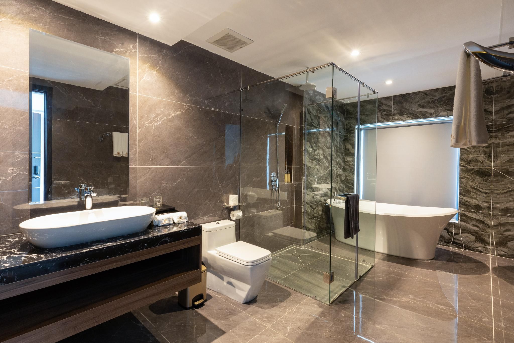 Deluxe King Room with Bathtub