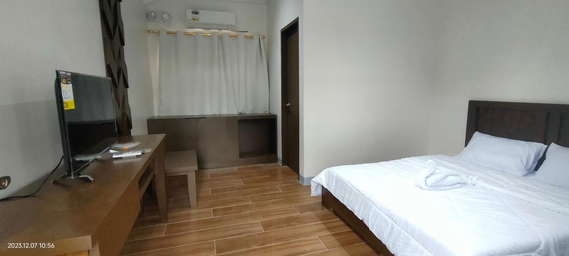 Queen Room with Pool View