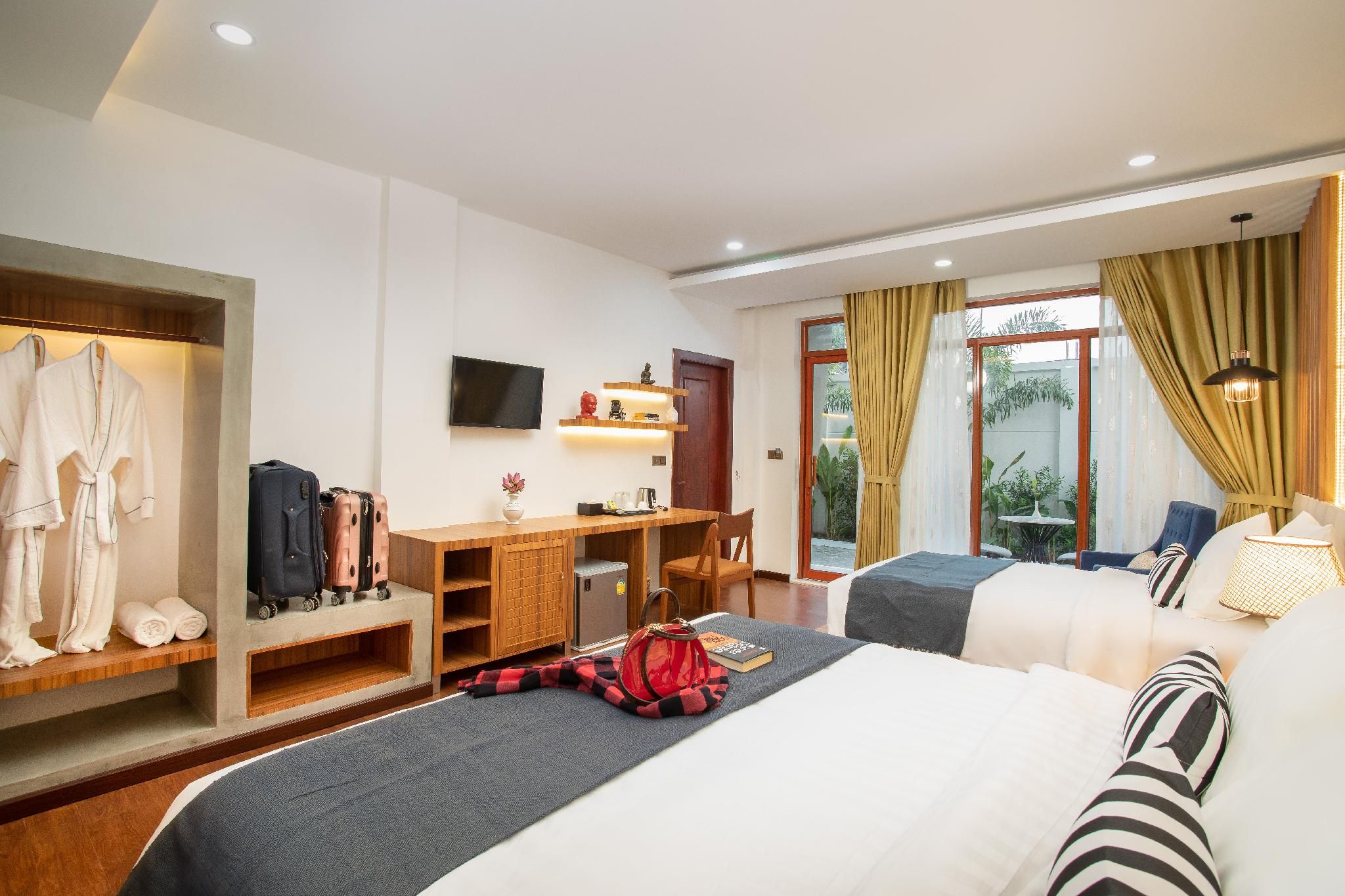 Junior Family Suite with Bathtub