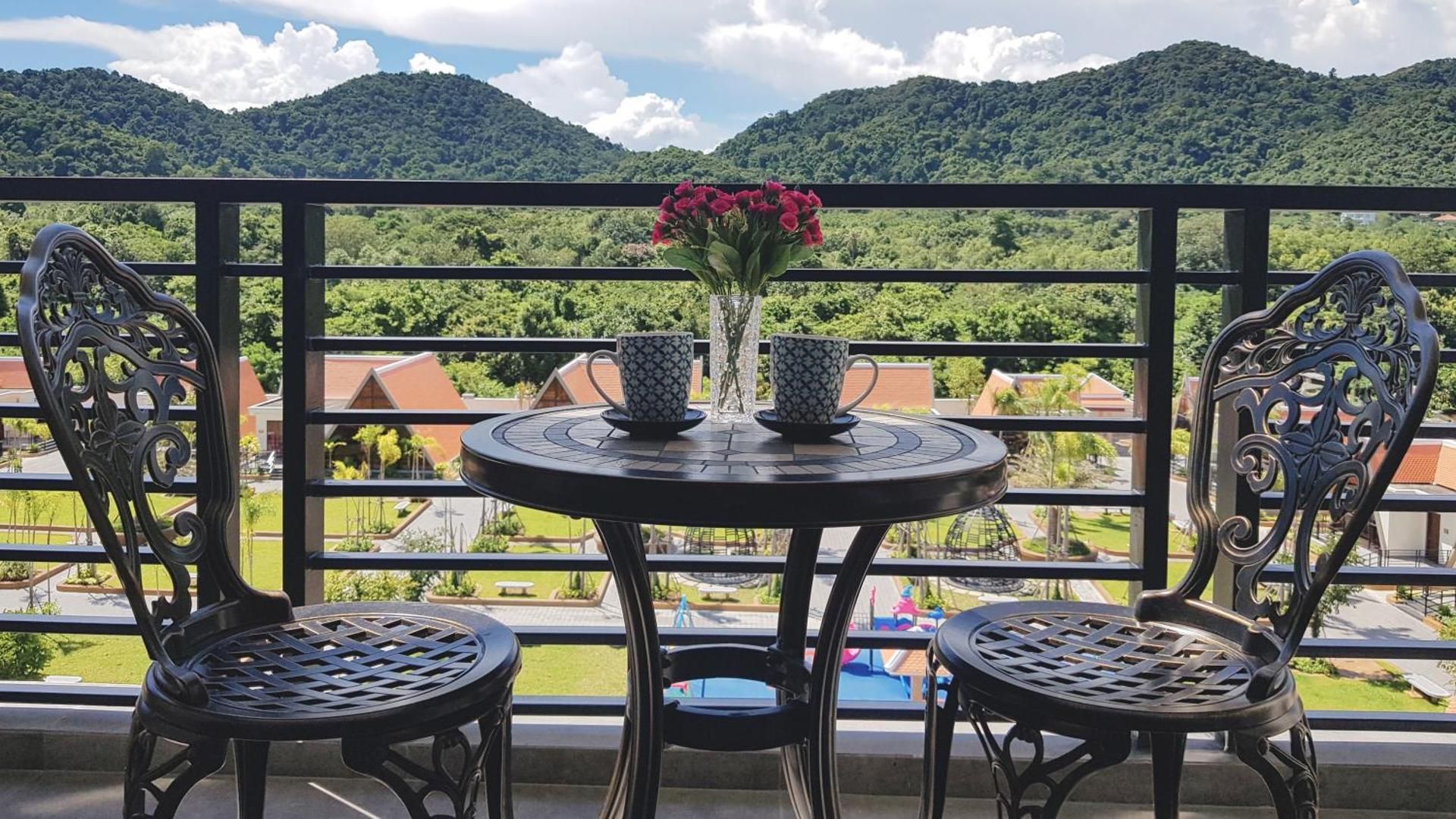 Deluxe Family Room With Pool & Mountain view