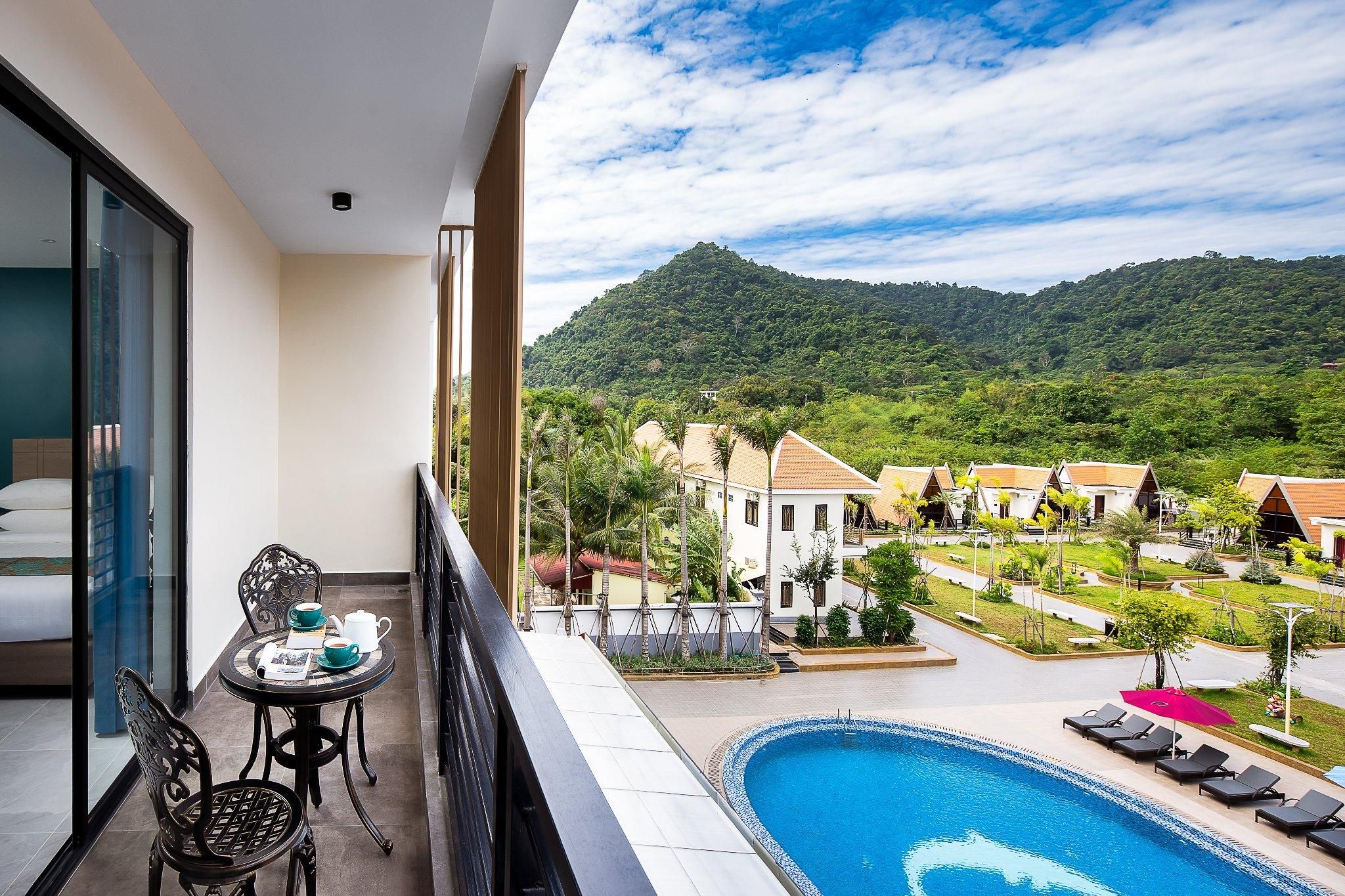 Deluxe Family Pool View