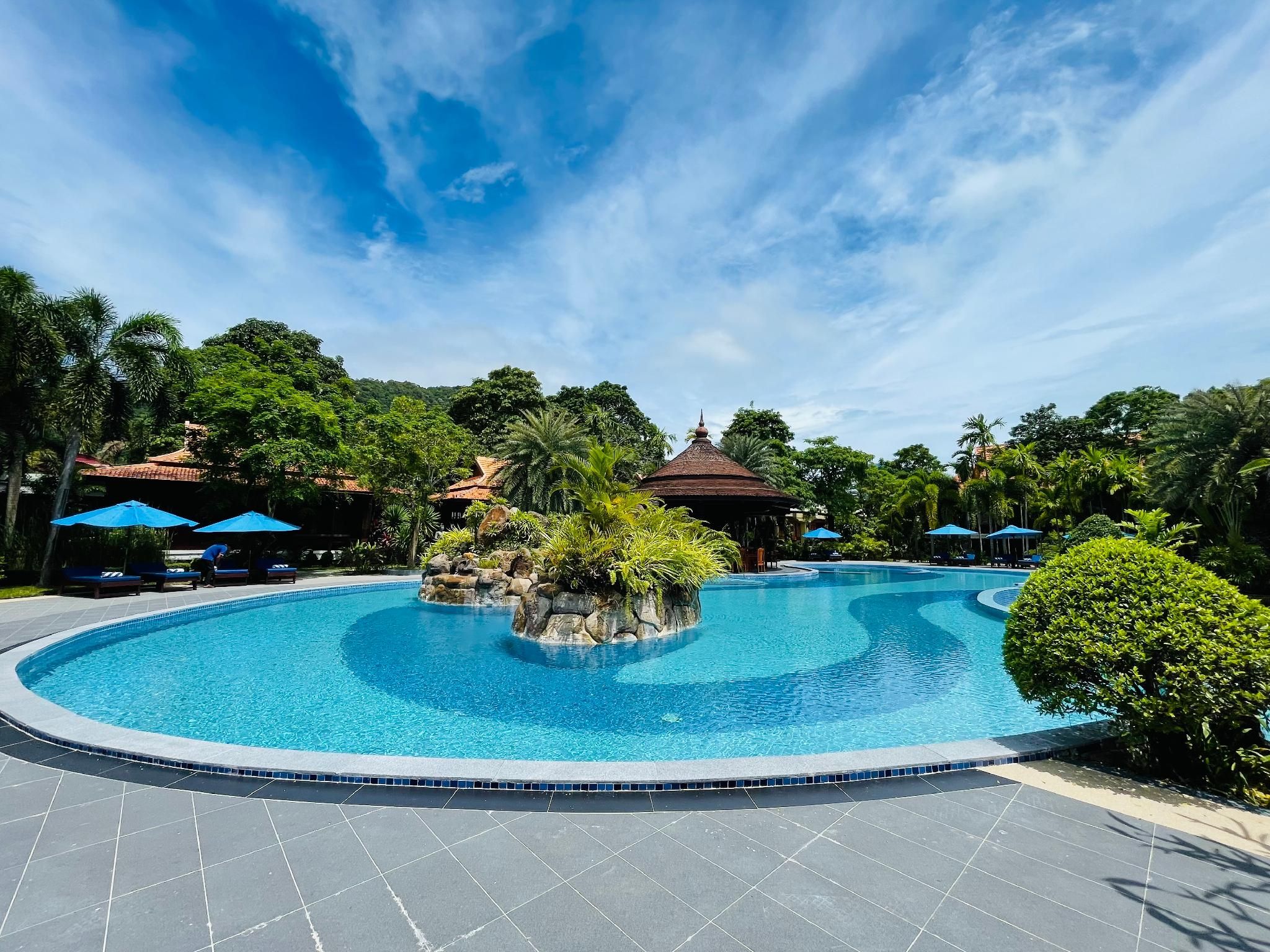 swimming pool [outdoor]