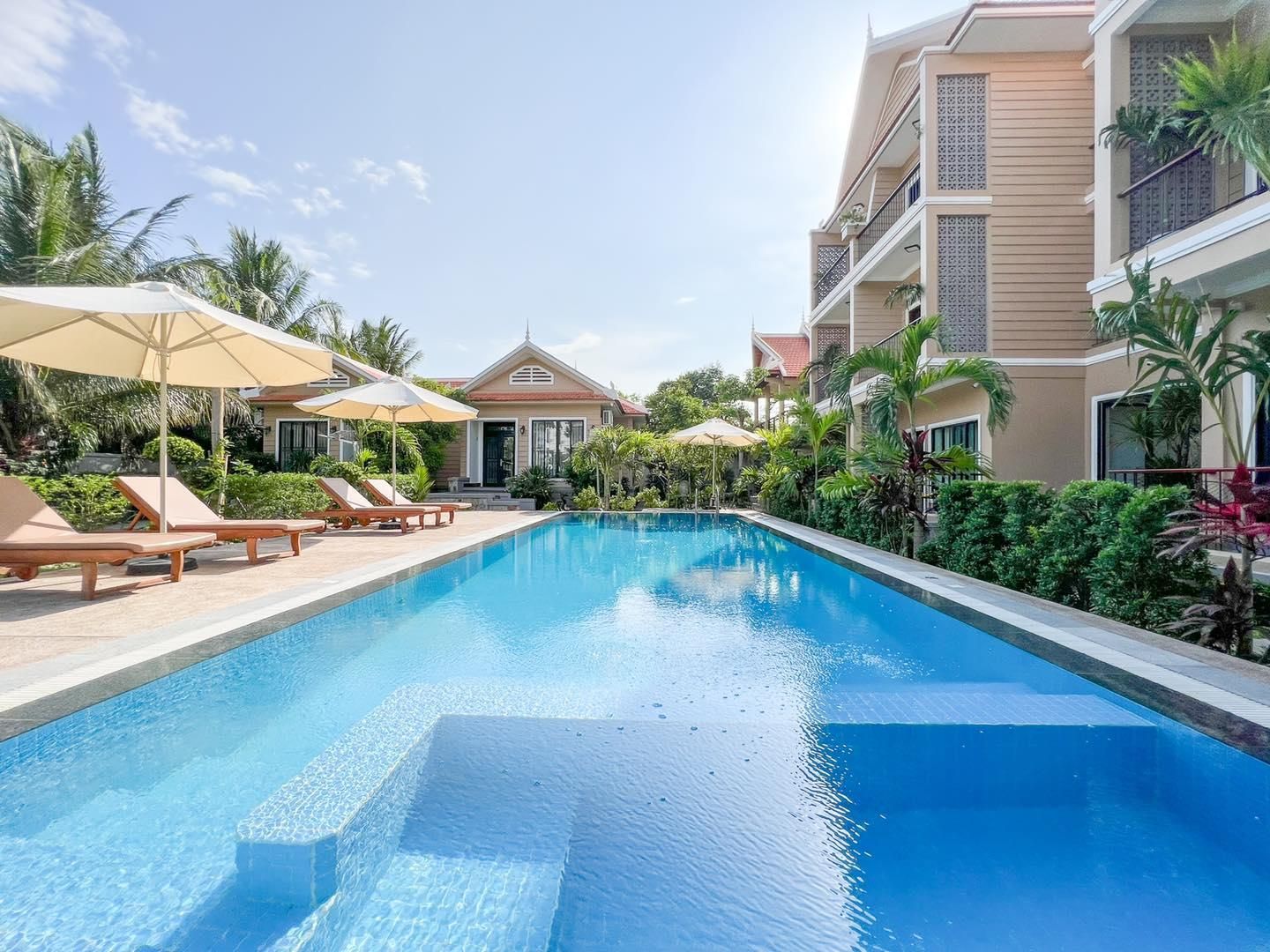 swimming pool [outdoor]