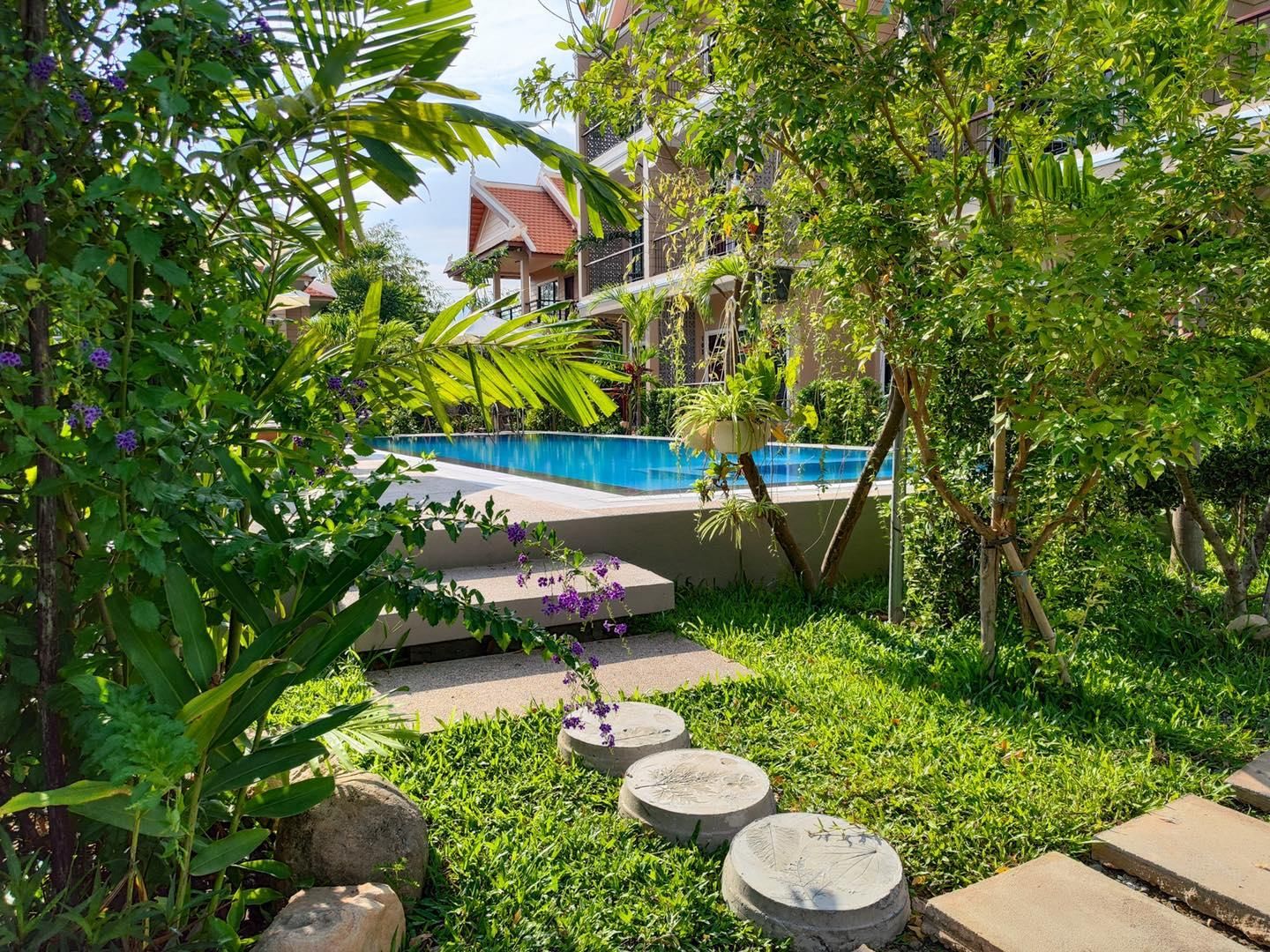 swimming pool [outdoor]