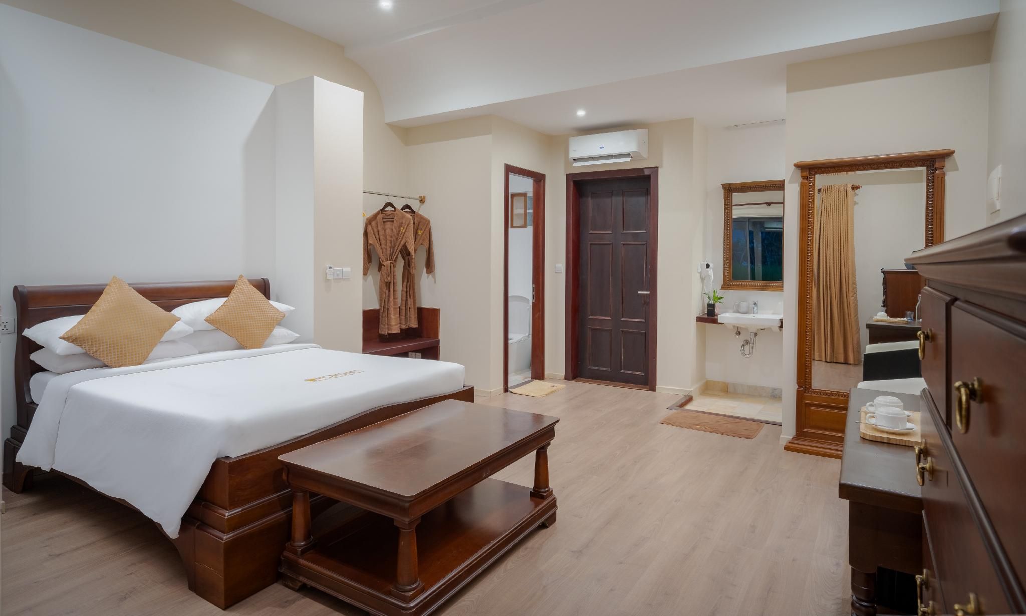 Komsan Superior King Balcony