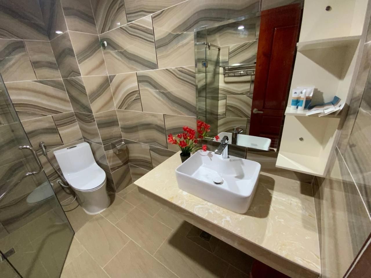 Kampot Sunny Hotel Deluxe Queen Suite with balcony 3