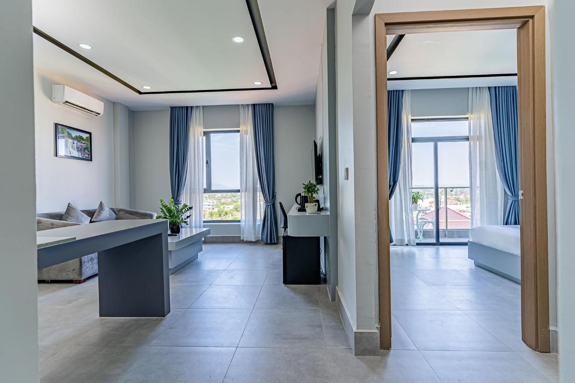 The Square Kampot Hotel Deluxe Family with Balcony 3