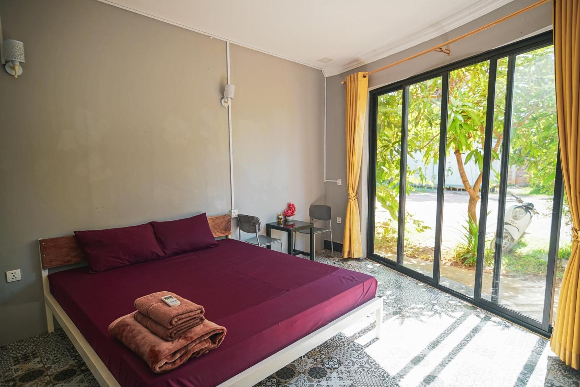 Funky Moon Kampot Basic Double Room with Air Conditioner 2