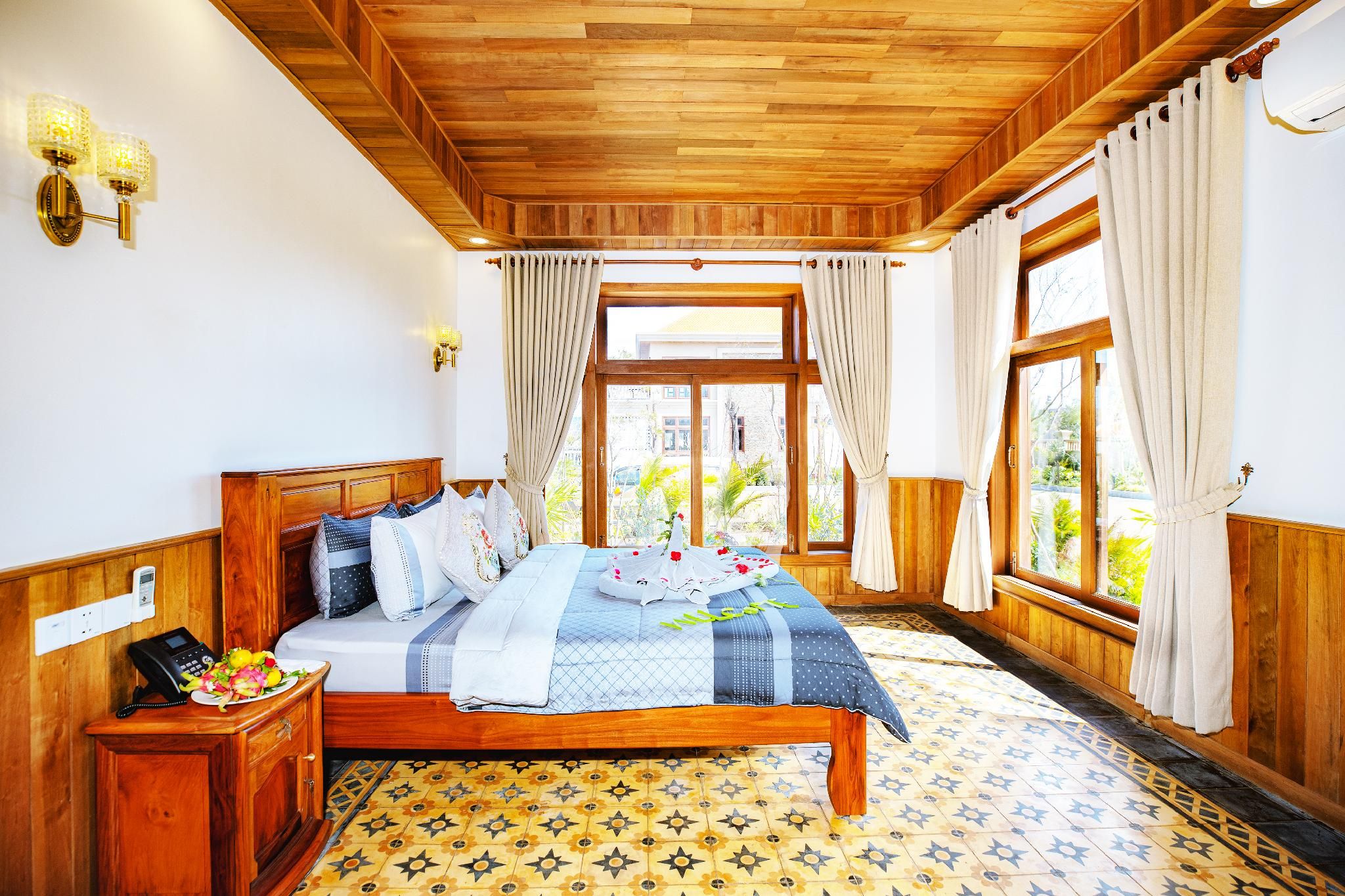 Deluxe Double Room with Balcony and Mountain view