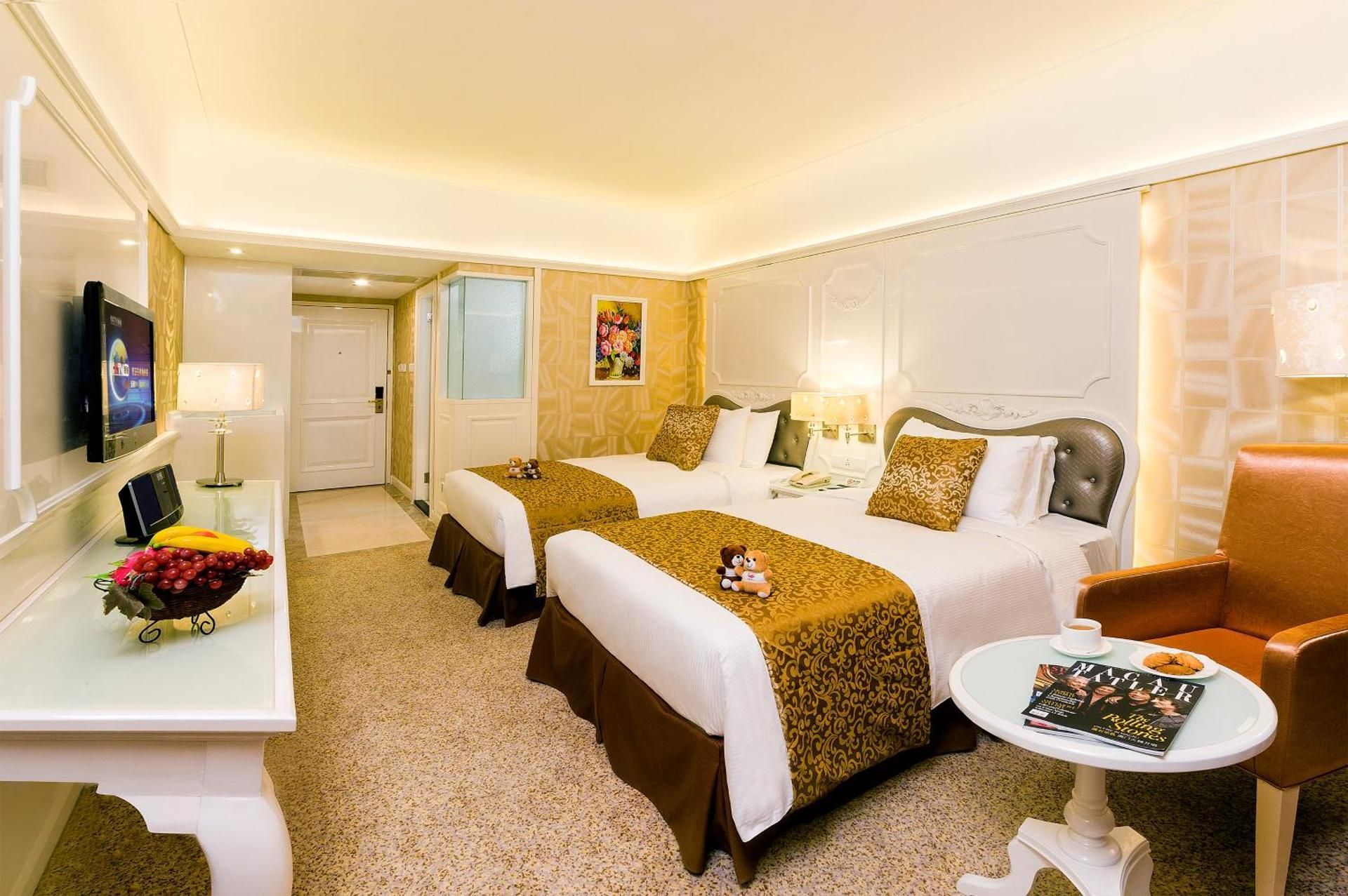 Riviera Hotel classic twin bed room 2