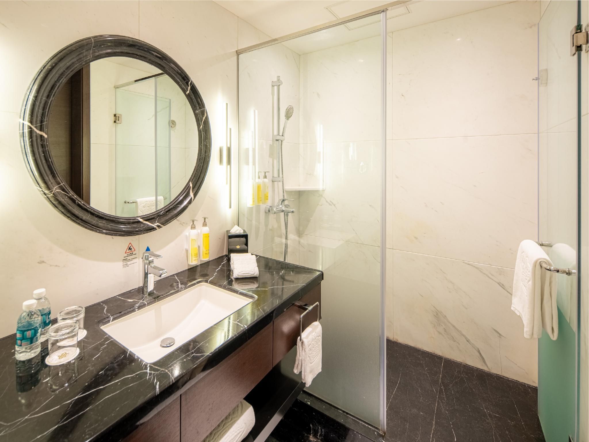 Grand Emperor Hotel Deluxe - 1 King Bed 3