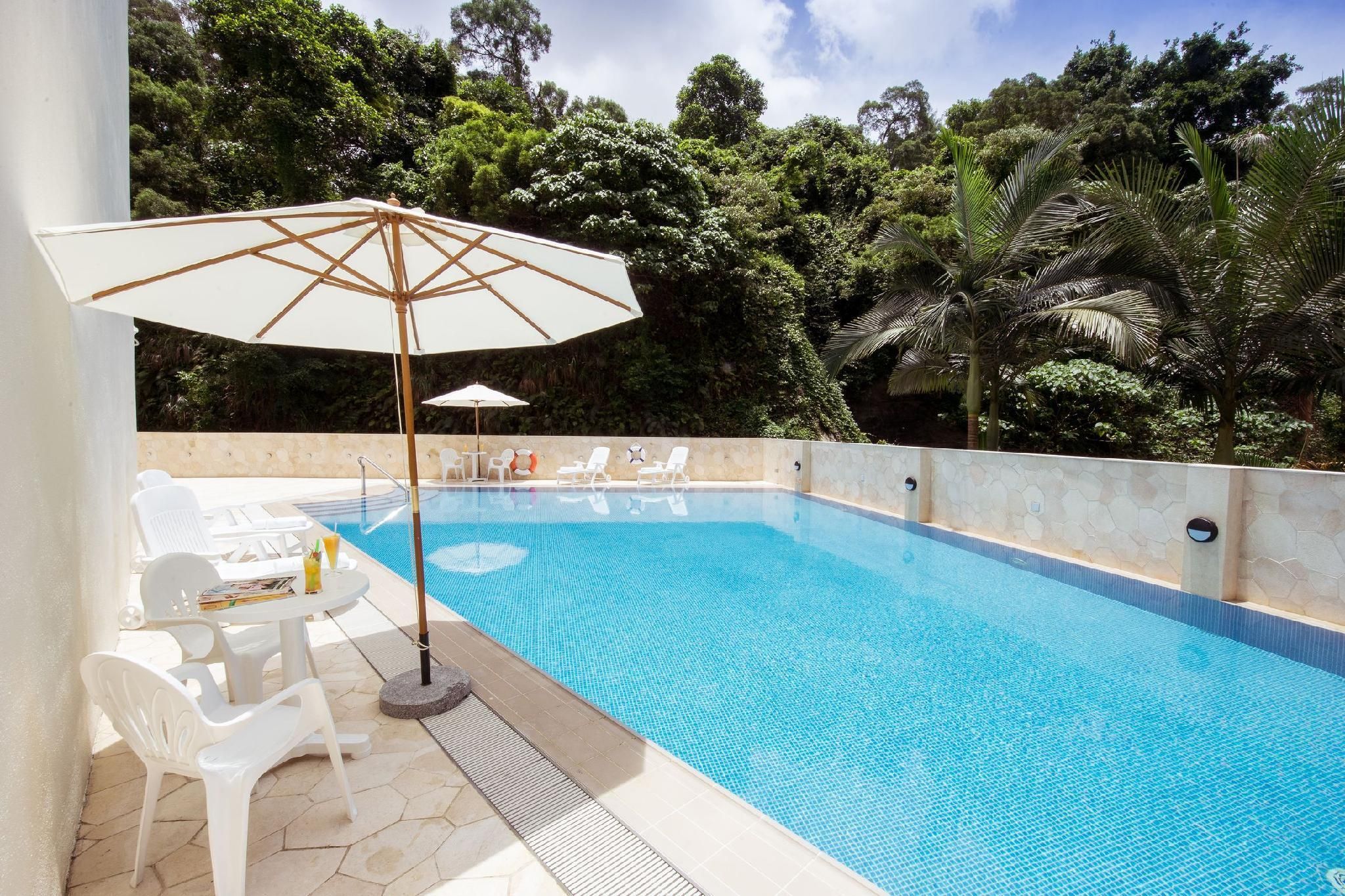 swimming pool [outdoor]