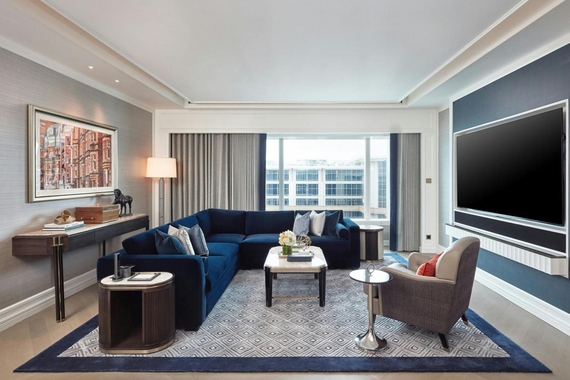 One-Bedroom Catherine Suite with Two Double Beds and City View