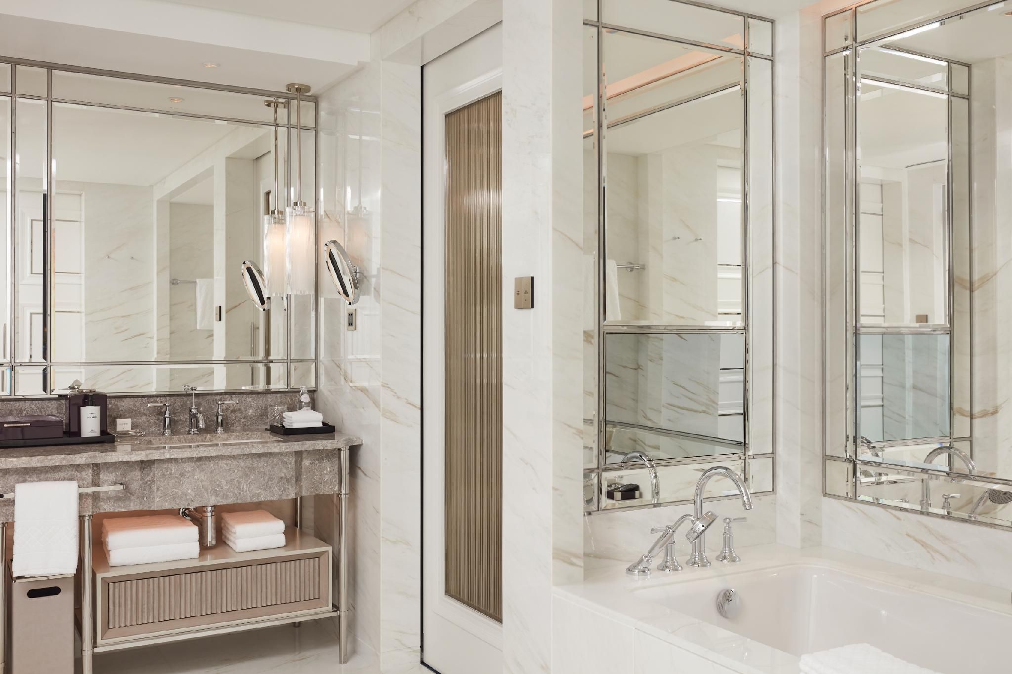 Charles Suite, 1 Bedroom Suite, 1 King, City View