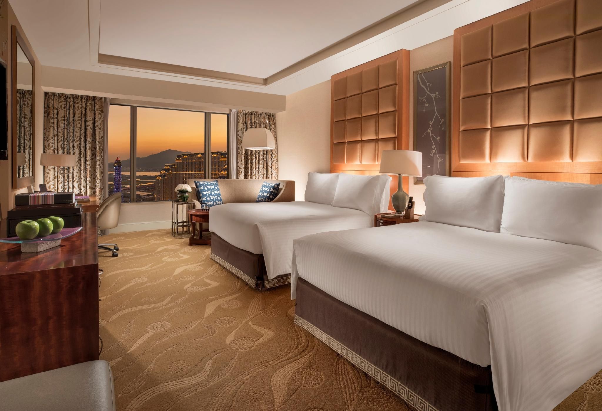 Conrad Macao Two Queens Deluxe Eiffel Tower View