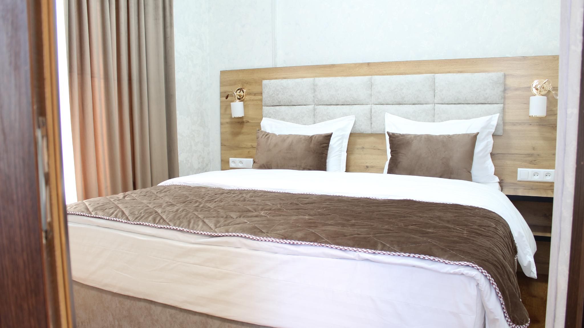 Deluxe - 1 King Bed