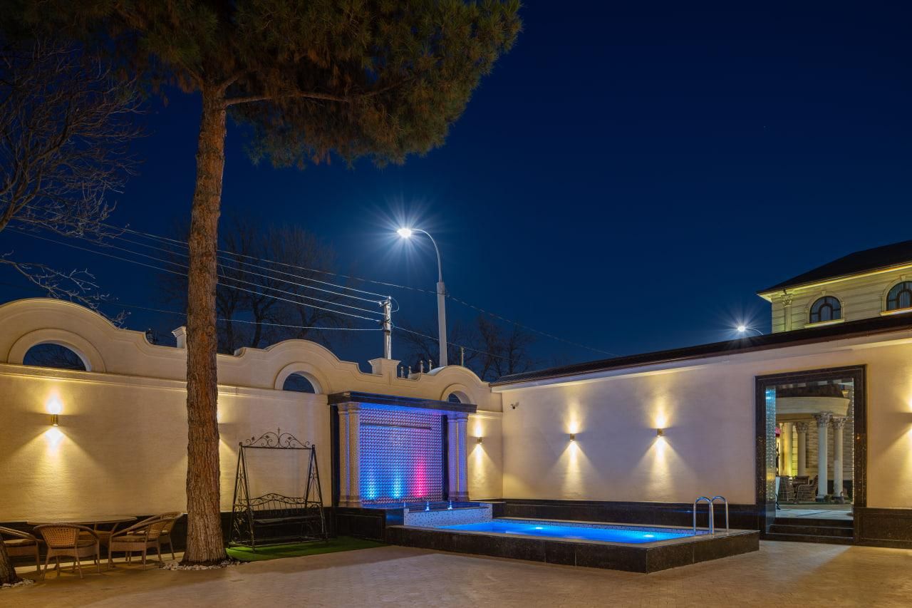 swimming pool [outdoor]