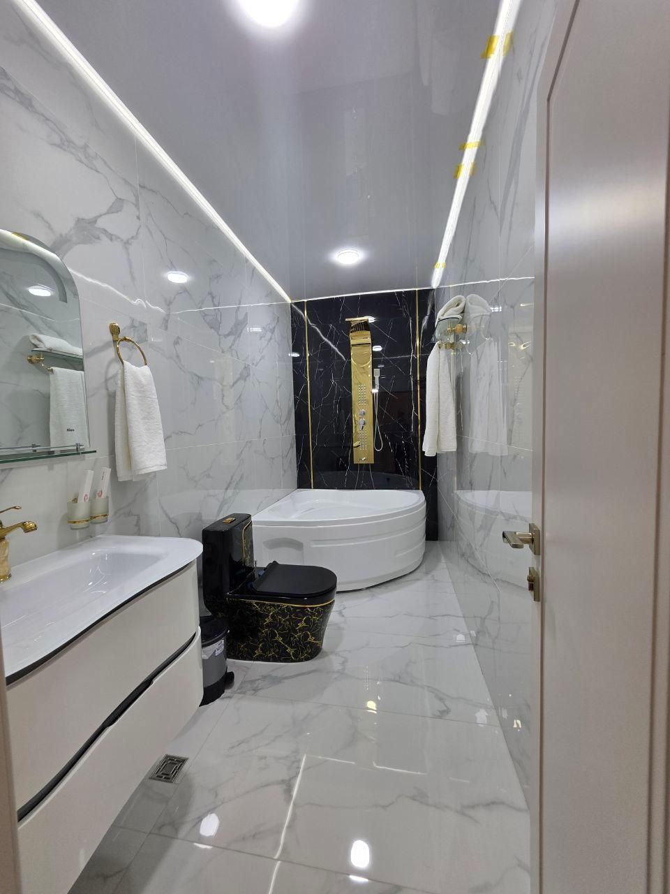 Deluxe - 1 King Bed