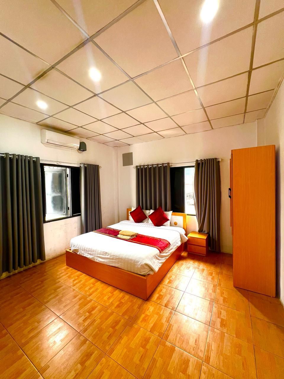 Deluxe - 1 King Bed, Corner Room