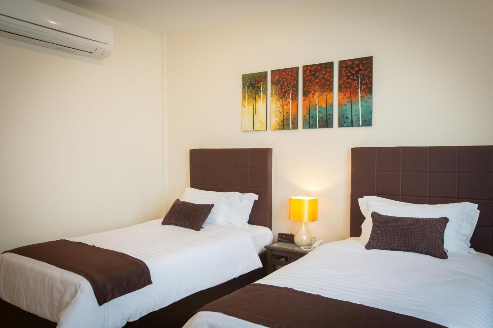 Large Twin Room - Non-Smoking