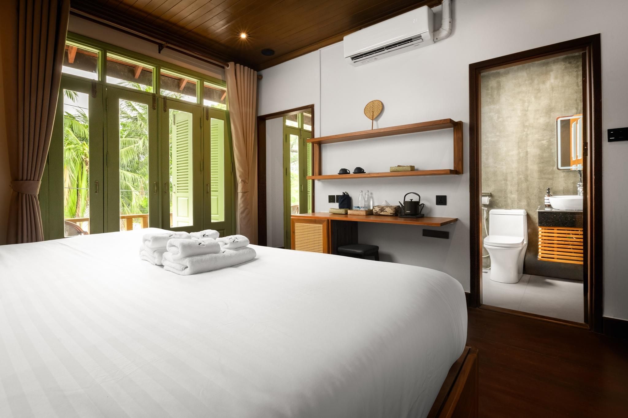 Deluxe River View King Room with Balcony