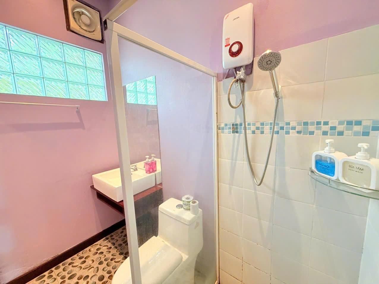 Double Room with Shared Bathroom with Window