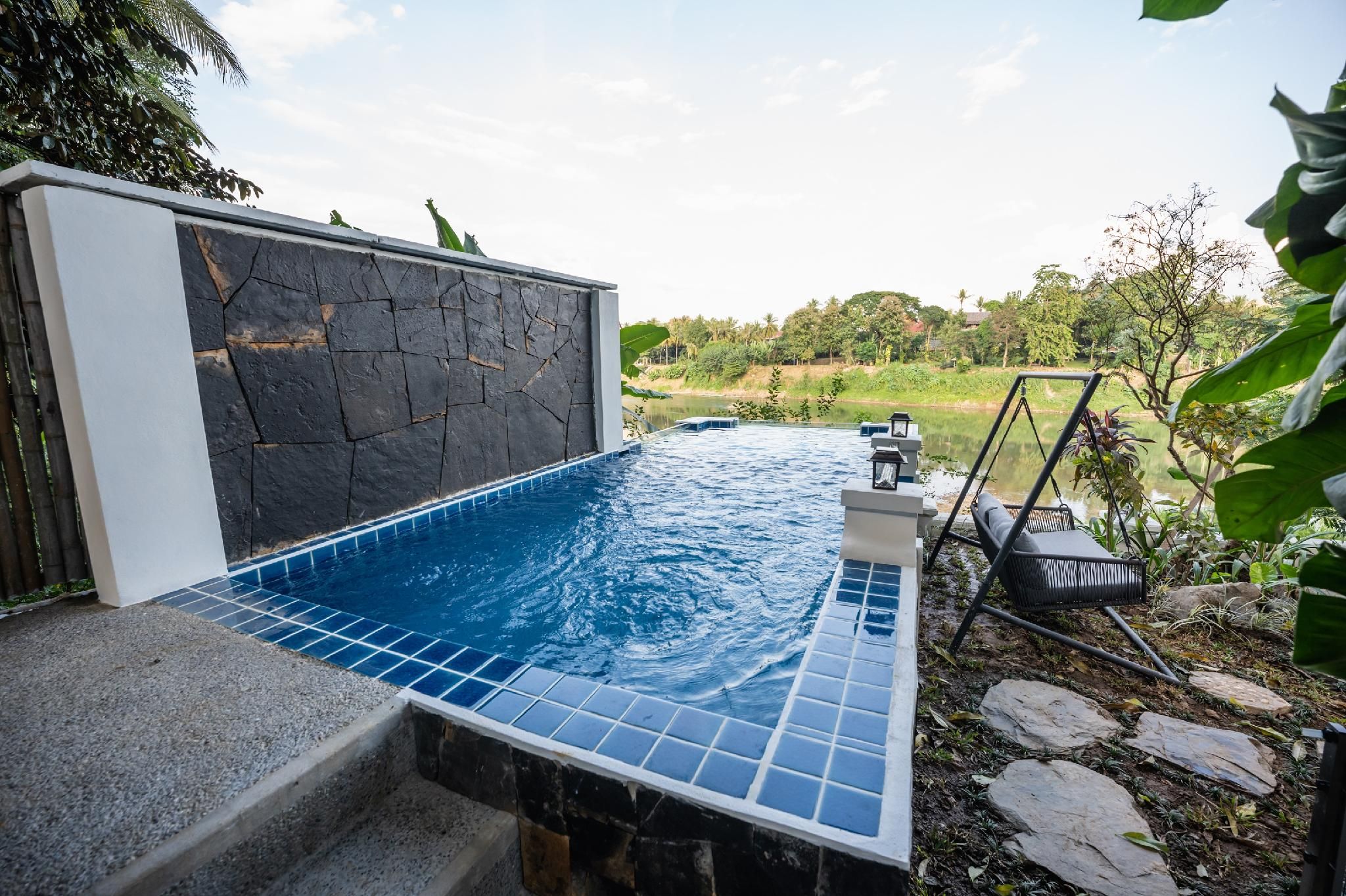 swimming pool [outdoor]