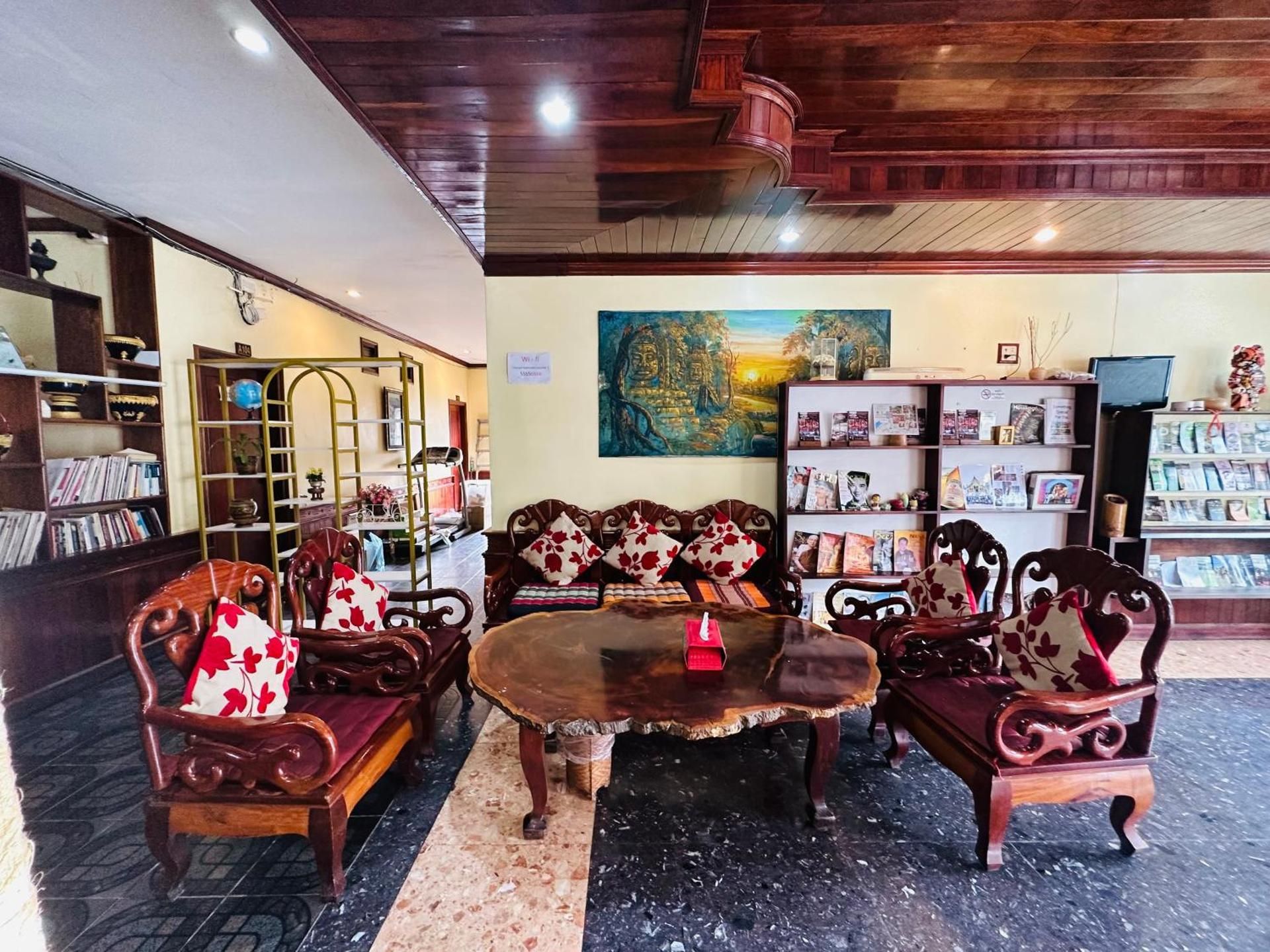 shared lounge/tv area