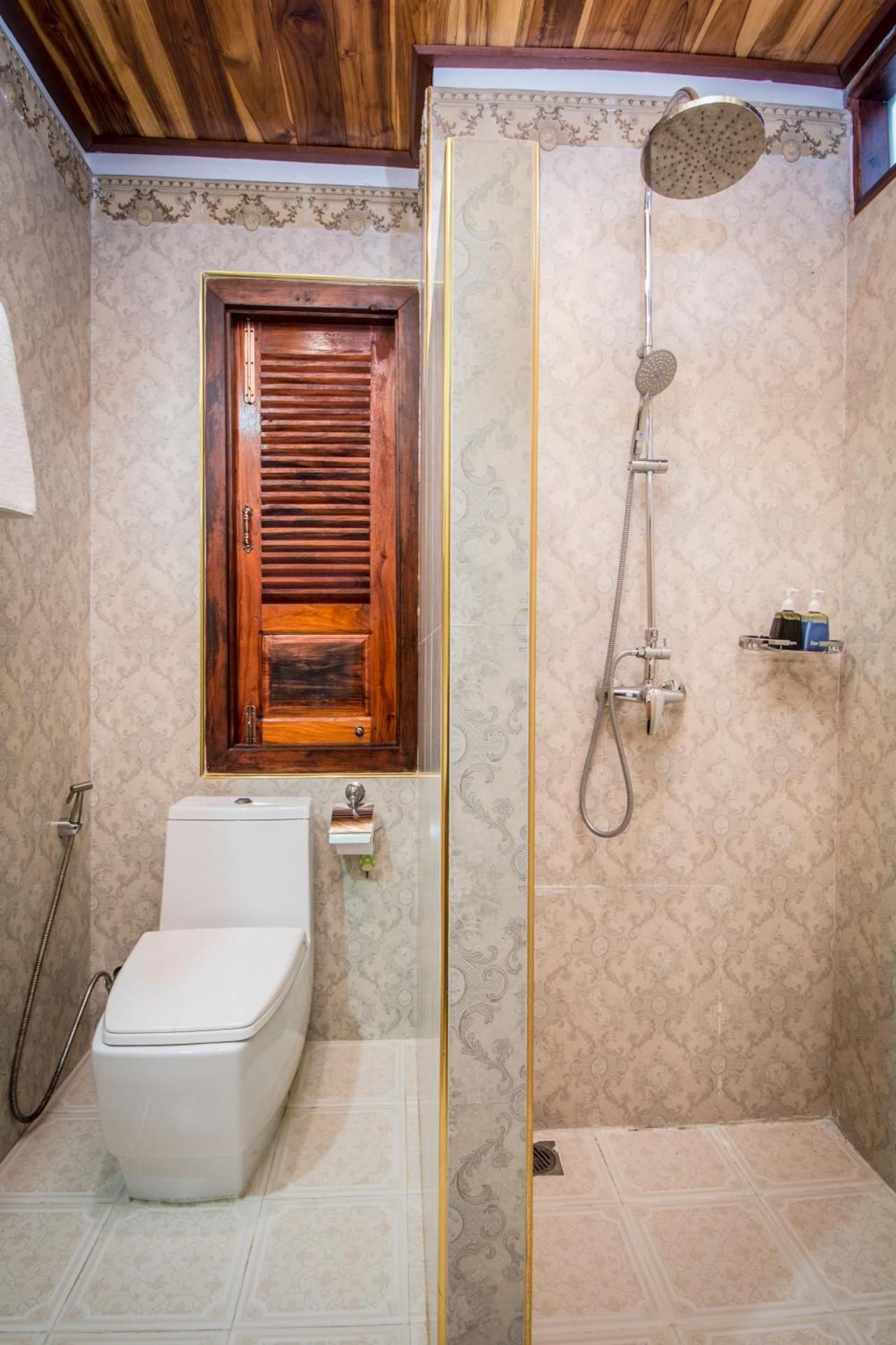 Deluxe, Groundfloor
