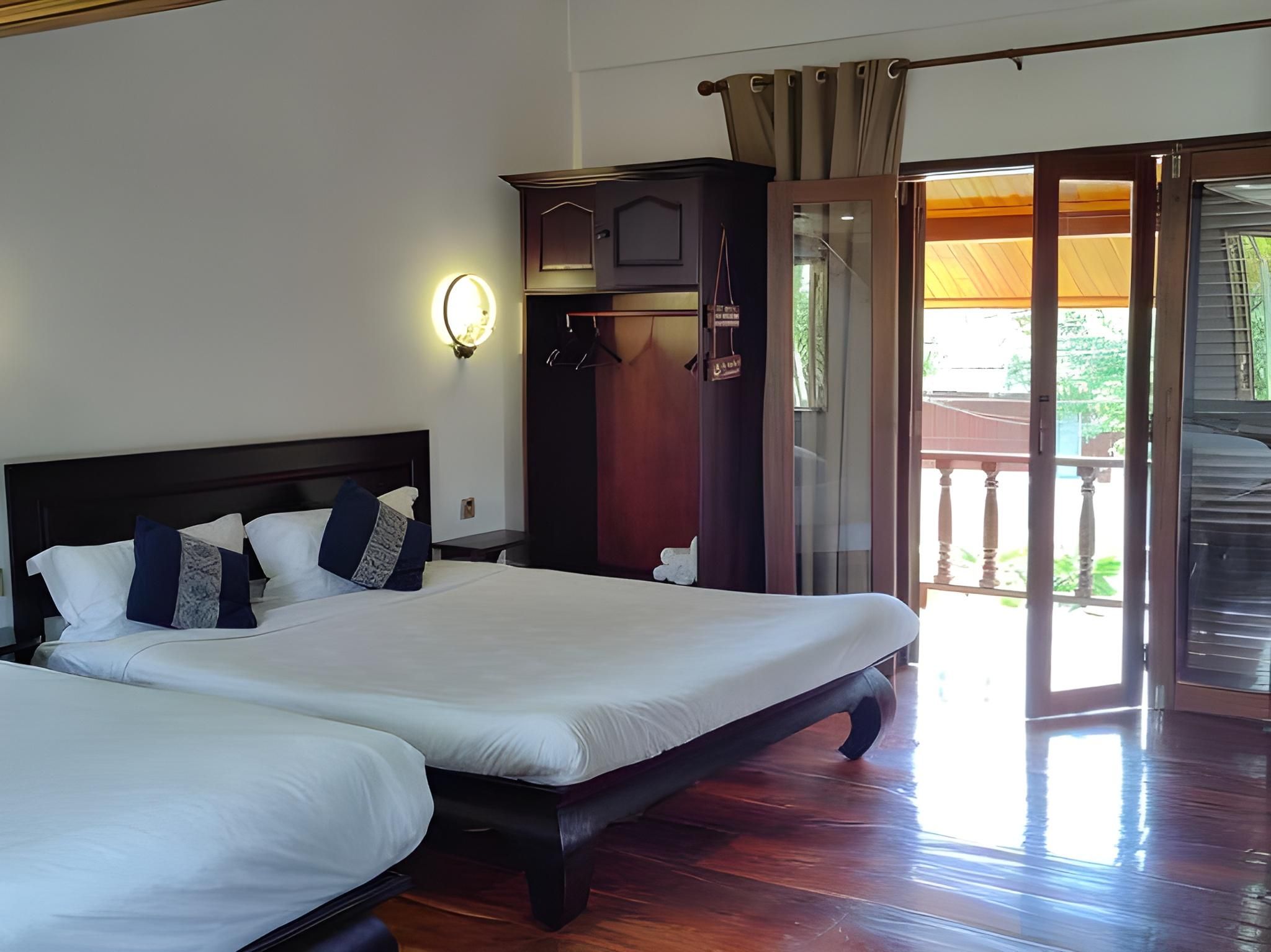 Deluxe King Suite Room