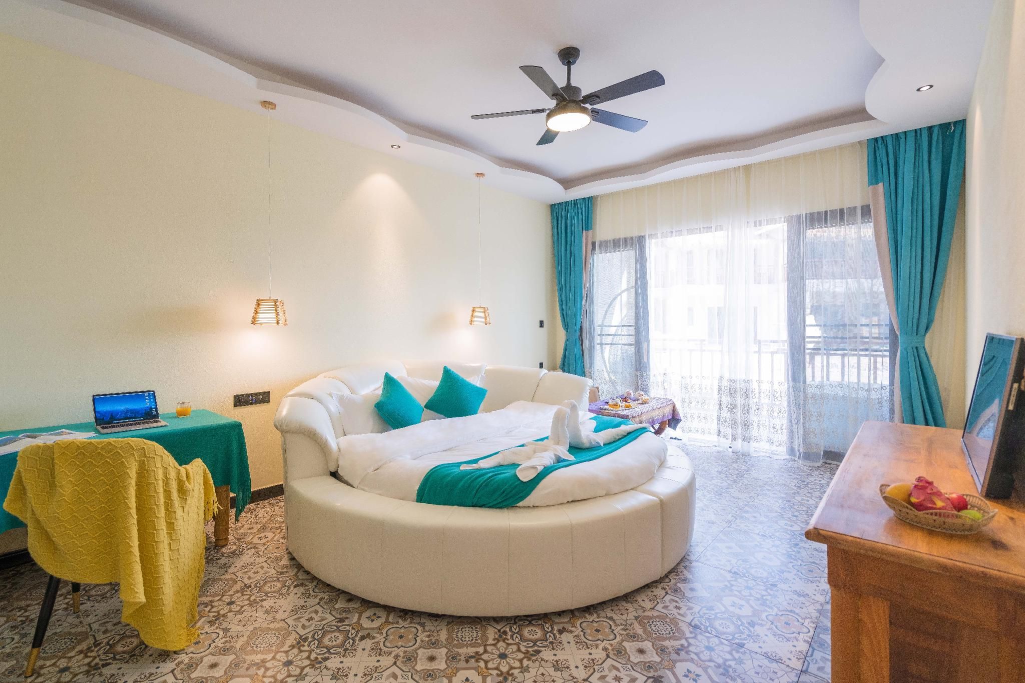 Round Bed Room